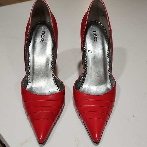 Vibrant Red Suede Heels with Stiletto Elegance - Picture 3 of 10